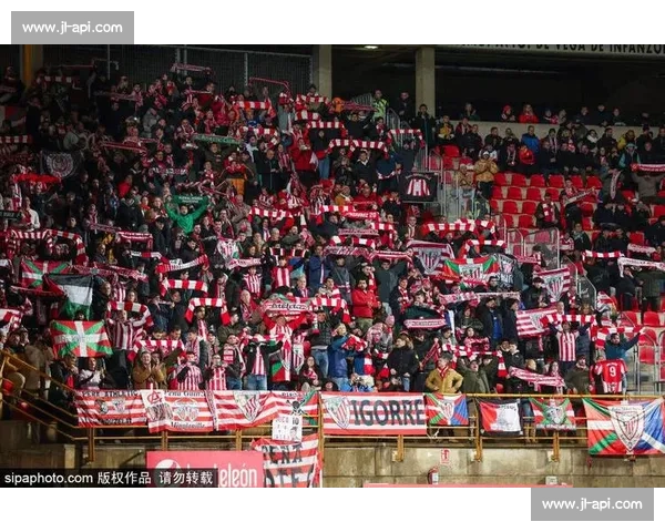 半决赛激烈对决引发全场关注球迷热议精彩瞬间集锦 半决赛激烈对决引发全场关注球迷热议精彩瞬间集锦